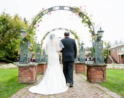 Advantages and disadvantages of having a small wedding